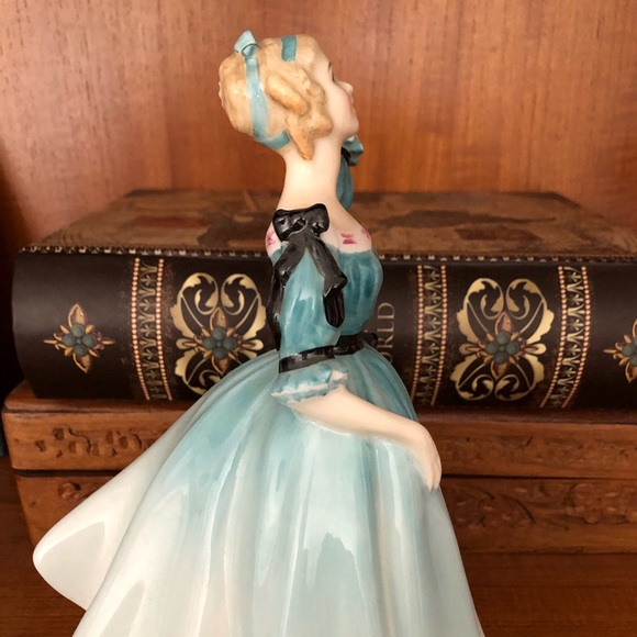 Royal Doulton Figurine - Picture 4 of 6